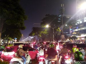 Lalin Jalan Sudirman Macet Parah Malam Ini