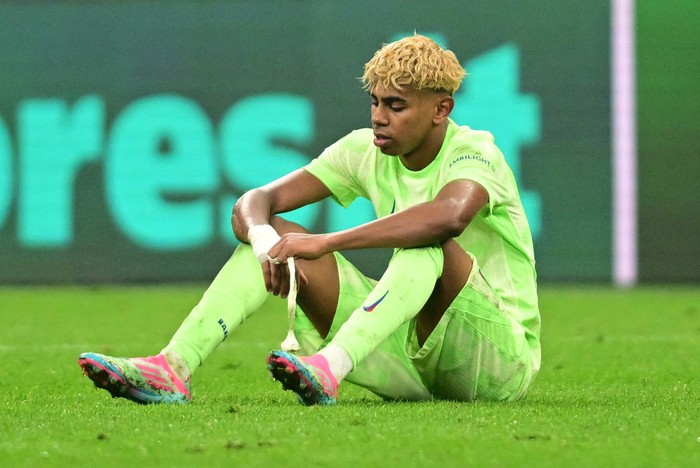 Soccer Football - Champions League - Semi Final - Second Leg - Inter Milan v FC Barcelona - San Siro, Milan, Italy - May 6, 2025 FC Barcelonas Lamine Yamal looks dejected after the match REUTERS/Daniele Mascolo
