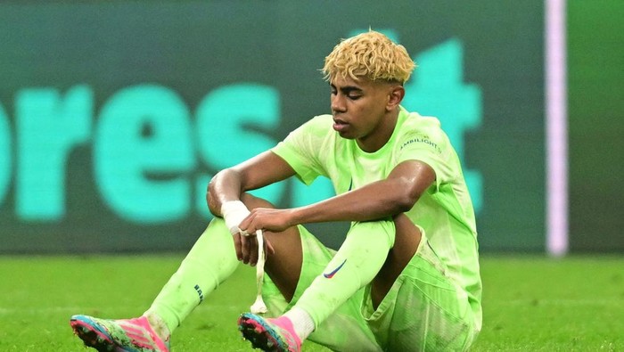 Soccer Football - Champions League - Semi Final - Second Leg - Inter Milan v FC Barcelona - San Siro, Milan, Italy - May 6, 2025 FC Barcelonas Lamine Yamal looks dejected after the match REUTERS/Daniele Mascolo
