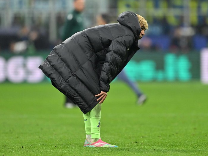 MILAN, ITALY - MAY 06: Lamine Yamal of FC Barcelona looks dejected after his team's defeat in the UEFA Champions League 2024/25 Semi Final Second Leg match between FC Internazionale Milano and FC Barcelona at Giuseppe Meazza Stadium on May 06, 2025 in Milan, Italy. (Photo by Dan Mullan/Getty Images)