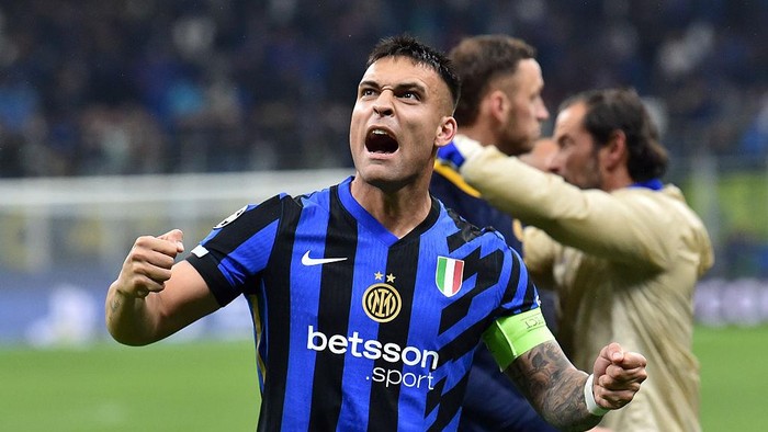 MILAN, ITALY - MAY 06: Lautaro Martínez of FC Internazionale celebrates the victory after the UEFA Champions League 2024/25 Semi Final Second Leg match between FC Internazionale Milano and FC Barcelona at Giuseppe Meazza Stadium on May 06, 2025 in Milan, Italy. (Photo by Giuseppe Bellini/Getty Images)