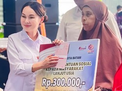 Amsakar-Li Claudia Beri Insentif untuk Ribuan Lansia di Batam