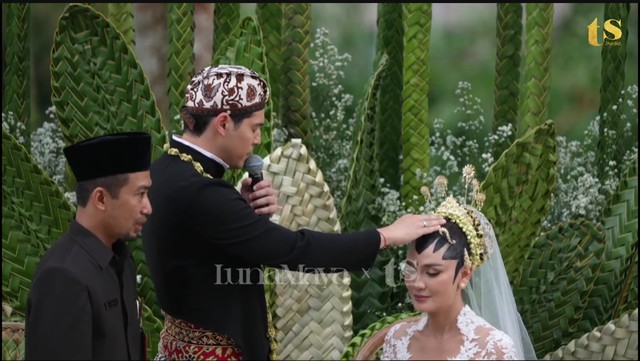 Gosip Terkini Selebriti Insertlive : Kecupan di Dahi Luna Maya Usai Maxime Bouttier Ucap Doa Pengantin Baru