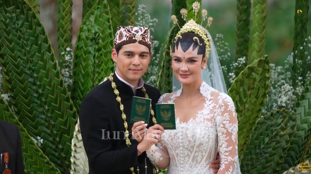 Highlight Dunia Hiburan InsertLive : Beda Cara Wudhu Luna Maya dan Maxime Bouttier di Acara Siraman Jadi Sorotan