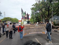 Mahasiswa Demo Tutup Jalan di Jalan Sultan Alauddin Makassar, Lalin Macet