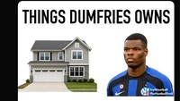 Denzel Dumfries sukses mengantongi Barcelona di dua leg lewat torehan dua gol dan dua assist-nya. (Foto: X.com/@TrollFootball)