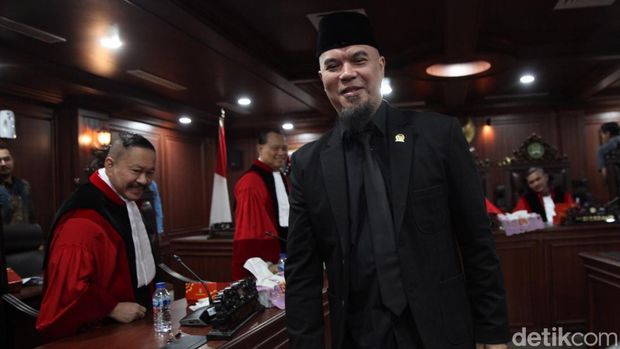 MKD DPR RI menetapkan anggota Komisi X DPR RI Ahmad Dhani bersalah. Ia diberi sanksi teguran lisan dan meminta maaf kepada pengadu dalam tujuh hari.
