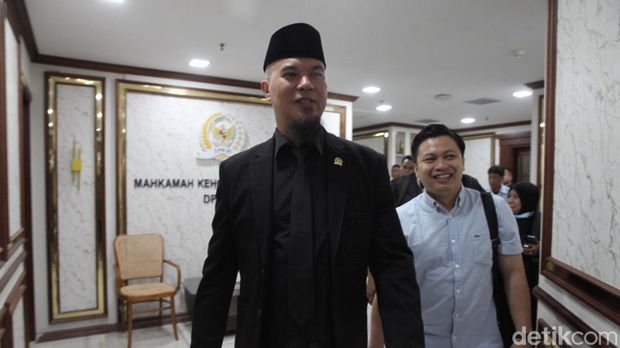MKD DPR RI menetapkan anggota Komisi X DPR RI Ahmad Dhani bersalah. Ia diberi sanksi teguran lisan dan meminta maaf kepada pengadu dalam tujuh hari.
