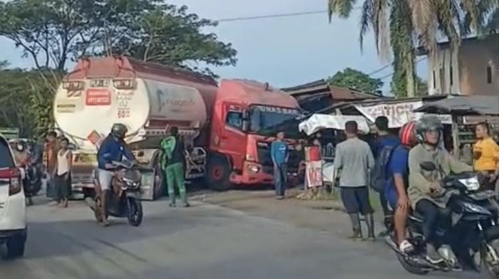 Mobil tangki Pertamina tubruk kios warga di Luwu Utara. Mobil tangki Pertamina tubruk kios warga di Luwu Utara.