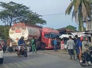 Mobil Tangki BBM Tabrak Kios Warga di Luwu Utara Mobil Tangki BBM Tabrak Kios Warga di Luwu Utara