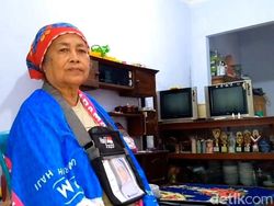 Cinta Ketiga Anak Antar Nenek 101 Tahun asal Probolinggo ke Baitullah