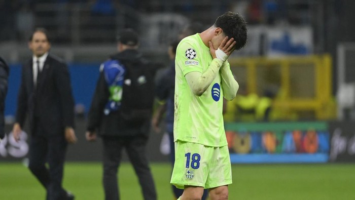 pau victor barcelona inter milan vs barcelona inter vs barcelona semifinal liga champions liga champions MILAN, ITALY - MAY 6: Pau Victor of FC Barcelona reacts after his teams 4-3 defeat to FC Internazionale after the UEFA Champions League 2024/25 Semi Final Second Leg match between FC Internazionale Milano and FC Barcelona at Giuseppe Meazza Stadium on May 6, 2025 in Milan, Italy. (Photo by Stefano Guidi/Getty Images)
