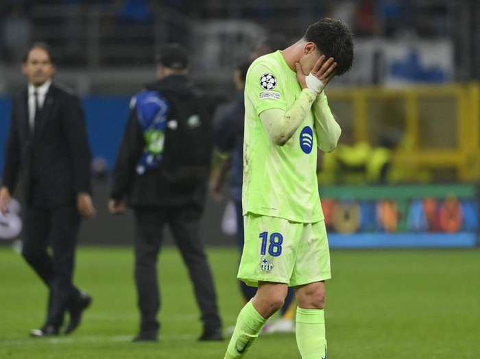 MILAN, ITALY - MAY 6: Pau Victor of FC Barcelona reacts after his team's 4-3 defeat to FC Internazionale after the UEFA Champions League 2024/25 Semi Final Second Leg match between FC Internazionale Milano and FC Barcelona at Giuseppe Meazza Stadium on May 6, 2025 in Milan, Italy. (Photo by Stefano Guidi/Getty Images)