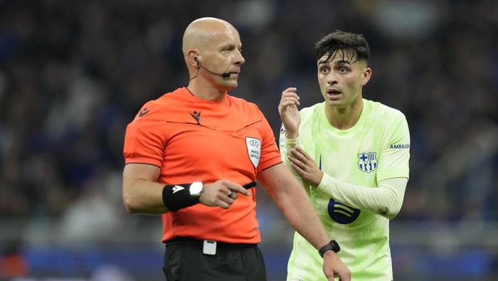 Pedri central midfield of Barcelona and Spain protest to referee Szymon Marciniak during the UEFA Champions League 2024/25 Semi Final Second Leg match between FC Internazionale Milano and FC Barcelona at Giuseppe Meazza Stadium on May 6, 2025 in Milan, Italy. (Photo by Jose Breton/Pics Action/NurPhoto via Getty Images)