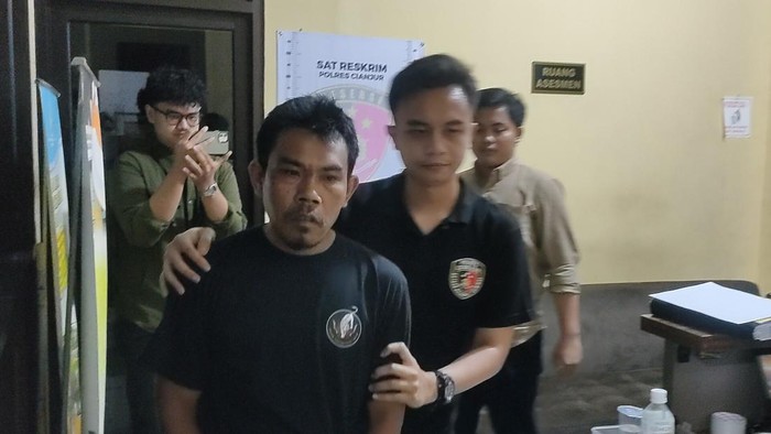 Pelaku penganiaya lansia di Cianjur di saat diamankan polisi Pelaku penganiaya lansia di Cianjur di saat diamankan polisi