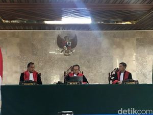 Usai Aksi Damai, PT Palangka Raya Bacakan Putusan Banding Kades Tempayung Usai Aksi Damai, PT Palangka Raya Bacakan Putusan Banding Kades Tempayung