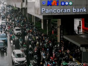 Pemotor Berteduh di Bawah LRT Pancoran Sebabkan Kemacetan Pemotor Berteduh di Bawah LRT Pancoran Sebabkan Kemacetan