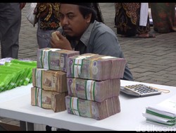 Jasa Penukaran Uang Riyal di Lamongan Naik Saat Musim Haji Jasa Penukaran Uang Riyal di Lamongan Naik Saat Musim Haji