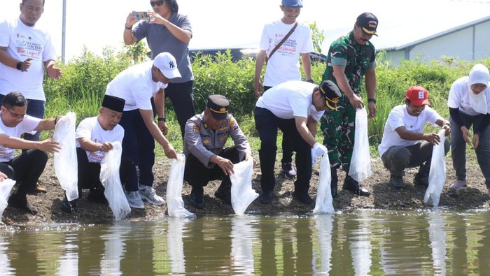 Polres Bojonegoro Acara tabur benih ikan yang dijalankan polisi/TNI yang digelar PWI Bojonegoro