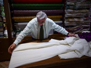 Potret Penjahit Vatikan Siapkan Jubah Kepausan Jelang Konklaf