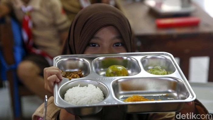 Presiden RI Prabowo Subianto bareng  dengan Pendiri Gates Foundation, Bill Gates mengunjungi SDN Jati 03 Pulomas, Jakarta Timur, Rabu (7/5/2025). Kedatangan mereka untuk meninjau aktivitas Makan Bergizi Gratis.