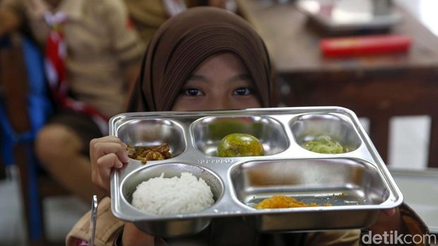 Presiden RI Prabowo Subianto berbareng dengan Pendiri Gates Foundation, Bill Gates mendatangi SDN Jati 03 Pulomas, Jakarta Timur, Rabu (7/5/2025). Kedatangan mereka untuk meninjau program Makan Bergizi Gratis.