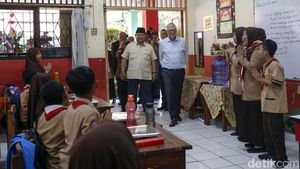 Potret Prabowo dan Bill Gates Tinjau Makan Bergizi Gratis di Jaktim