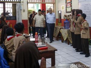 Potret Prabowo dan Bill Gates Tinjau Makan Bergizi Gratis di Jaktim