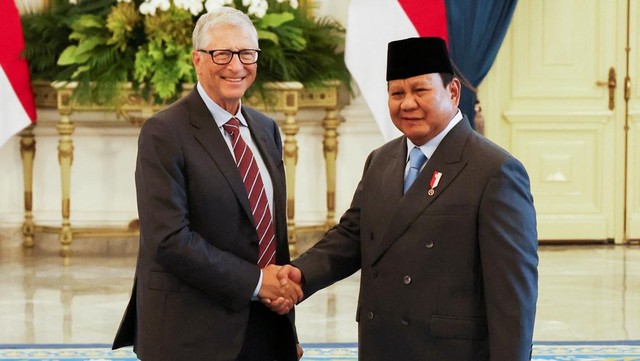Berita Seputar Selebriti Insertlive Terkini : Begini Ekspresi Bill Gates Saat Datangi SD Negeri di Jakarta