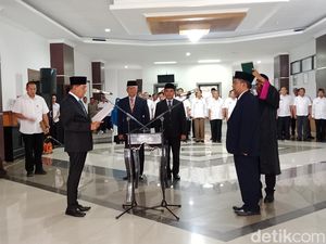 Bupati Iron Geser Kepala BKPSDM ke Dinas Perpus dan Kearsipan Bupati Iron Geser Kepala BKPSDM ke Dinas Perpus dan Kearsipan