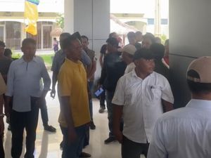 Keberangkatan Haji Bupati Ditunda, Warga Khawatir Akses ke Bandara Ditutup Keberangkatan Haji Bupati Ditunda, Warga Khawatir Akses ke Bandara Ditutup