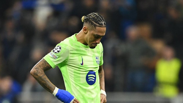 MILAN, ITALY - MAY 06: Raphinha of FC Barcelona looks dejected following his teams 4-3 defeat in the UEFA Champions League 2024/25 Semi Final Second Leg match between FC Internazionale Milano and FC Barcelona at Giuseppe Meazza Stadium on May 06, 2025 in Milan, Italy. (Photo by Dan Mullan/Getty Images)