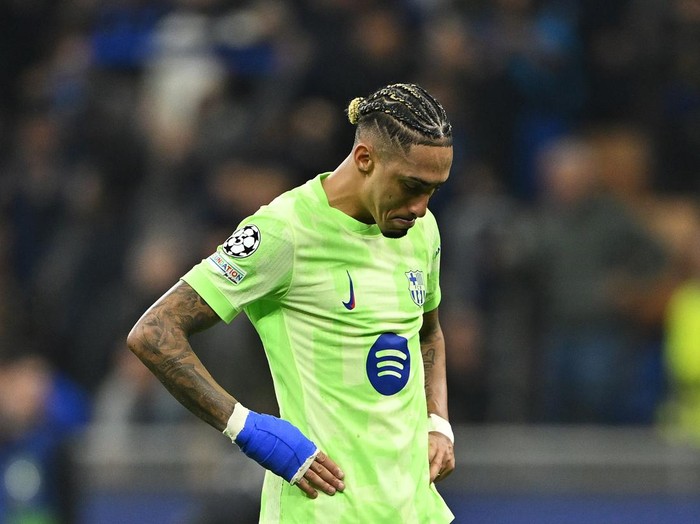 MILAN, ITALY - MAY 06: Raphinha of FC Barcelona looks dejected following his team's 4-3 defeat in the UEFA Champions League 2024/25 Semi Final Second Leg match between FC Internazionale Milano and FC Barcelona at Giuseppe Meazza Stadium on May 06, 2025 in Milan, Italy. (Photo by Dan Mullan/Getty Images)