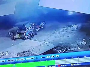 Maling Santuy Terekam CCTV, Curi Gas yang Tersimpan di Becak