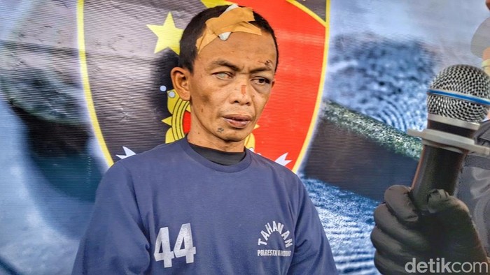 RT alias Jambul (38) dikala memamerkan keterangannya di Mapolresta Bandung, Soreang, Rabu (7/5/2025). (Foto: Yuga Hassani/ detikJabar) RT alias Jambul (38) dikala memamerkan keterangannya di Mapolresta Bandung, Soreang, Rabu (7/5/2025). (Foto: Yuga Hassani/ detikJabar)