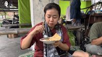 Santuy! Soimah Makan Ngemper Kupat Tahu Mbah Ponco 1943