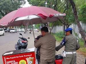 Pedagang Kopi Keliling yang Menjamur di Jalan Pom IX Palembang Ditertibkan! Pedagang Kopi Keliling yang Menjamur di Jalan Pom IX Palembang Ditertibkan!