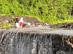 Siswa SD di Lumajang Nekat Seberangi Aliran Lahar Semeru Demi Ujian
