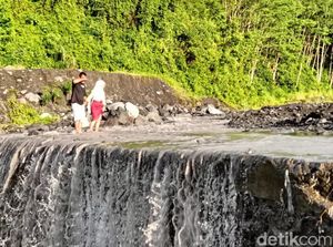 Siswa SD di Lumajang Nekat Seberangi Aliran Lahar Semeru Demi Ujian Siswa SD di Lumajang Nekat Seberangi Aliran Lahar Semeru Demi Ujian