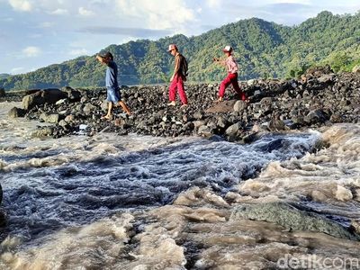 Tekad Siswa SD di Lumajang Sebrangi Aliran Lahar Semeru Demi Ujian