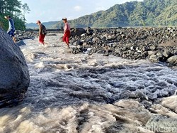 Video: Siswa SD di Lumajang Terobos Aliran Lahar Semeru Demi Ikut Ujian