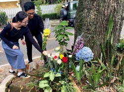 Siswa SMAN 5 Bandung Tabur Bunga di Lokasi Kecelakaan Tewasnya Fattan