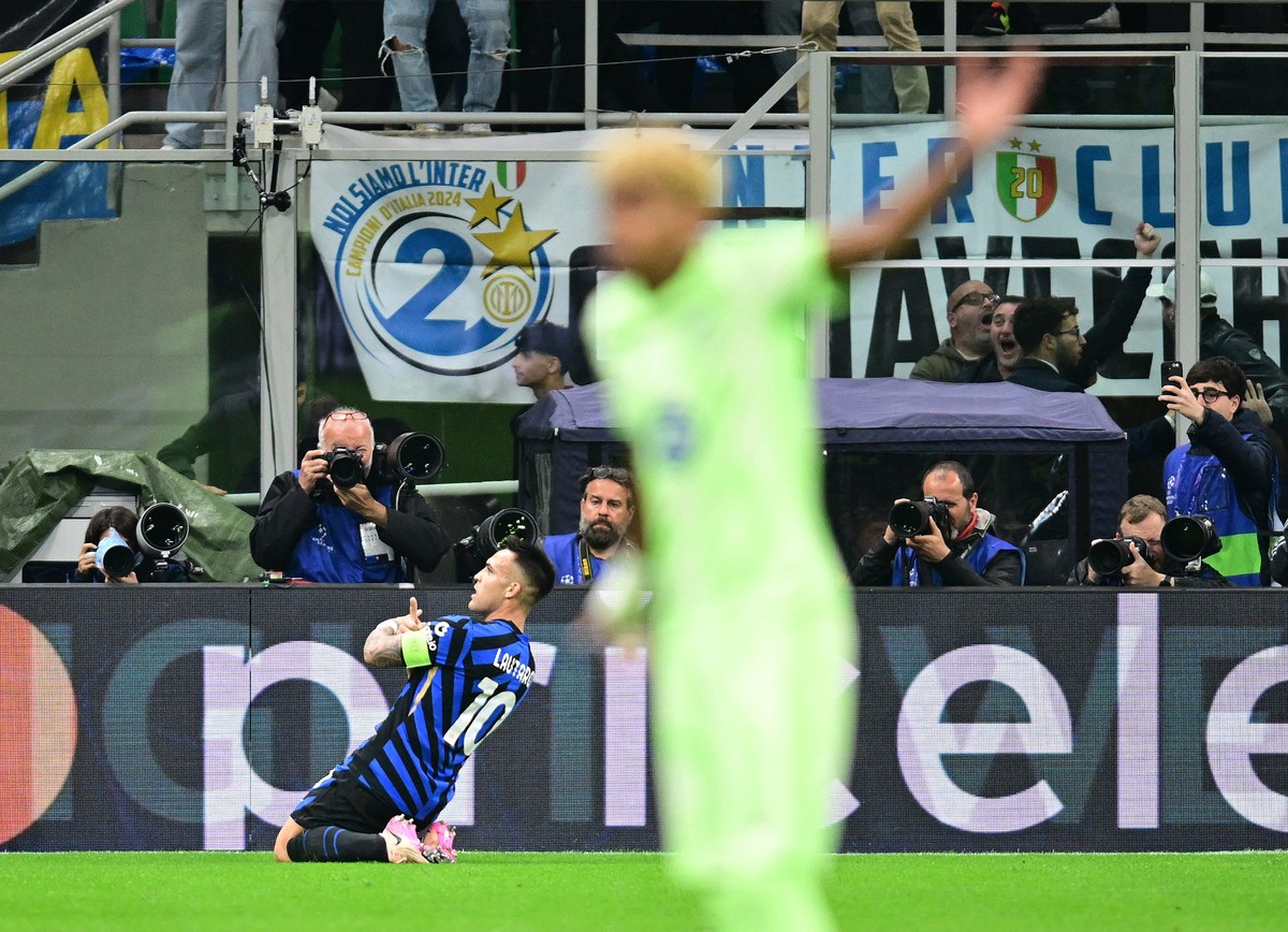 Inter Milan unggul 2-0 atas Barcelona di akhir babak pertama semifinal leg kedua Liga Champions. (Foto: REUTERS/Daniele Mascolo)