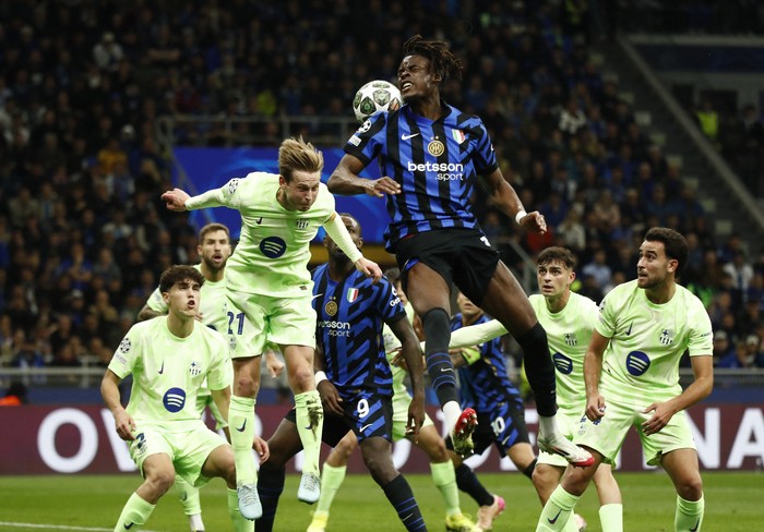 Soccer Football - Champions League - Semi Final - Second Leg - Inter Milan v FC Barcelona - San Siro, Milan, Italy - May 6, 2025 FC Barcelona's Frenkie de Jong in action with Inter Milan's Yann Bisseck REUTERS/Alessandro Garofalo