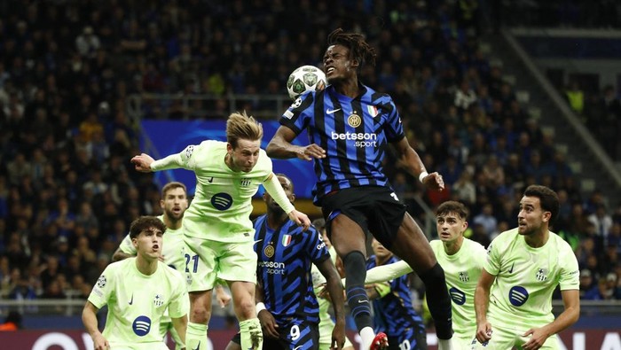 Soccer Football - Champions League - Semi Final - Second Leg - Inter Milan v FC Barcelona - San Siro, Milan, Italy - May 6, 2025 FC Barcelonas Frenkie de Jong in action with Inter Milans Yann Bisseck REUTERS/Alessandro Garofalo