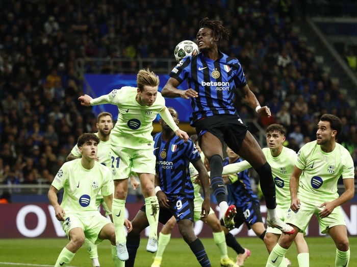 Soccer Football - Champions League - Semi Final - Second Leg - Inter Milan v FC Barcelona - San Siro, Milan, Italy - May 6, 2025 FC Barcelona's Frenkie de Jong in action with Inter Milan's Yann Bisseck REUTERS/Alessandro Garofalo