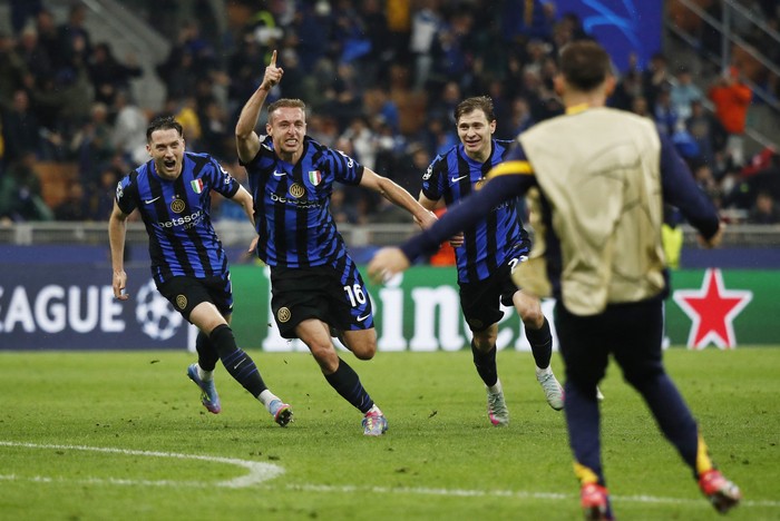 SOCCER-CHAMPIONS-INT-BAR/REPORT Soccer Football - Champions League - Semi Final - Second Leg - Inter Milan v FC Barcelona - San Siro, Milan, Italy - May 6, 2025 Inter Milans Davide Frattesi celebrates scoring their fourth goal with Piotr Zielinski and Nicolo Barella REUTERS/Alessandro Garofalo