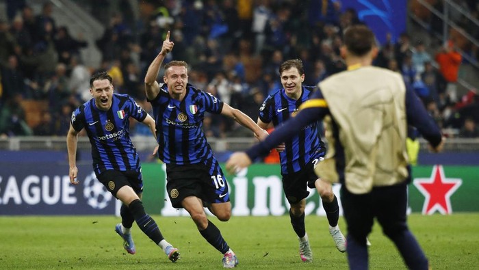 SOCCER-CHAMPIONS-INT-BAR/REPORT Soccer Football - Champions League - Semi Final - Second Leg - Inter Milan v FC Barcelona - San Siro, Milan, Italy - May 6, 2025 Inter Milans Davide Frattesi celebrates scoring their fourth goal with Piotr Zielinski and Nicolo Barella REUTERS/Alessandro Garofalo