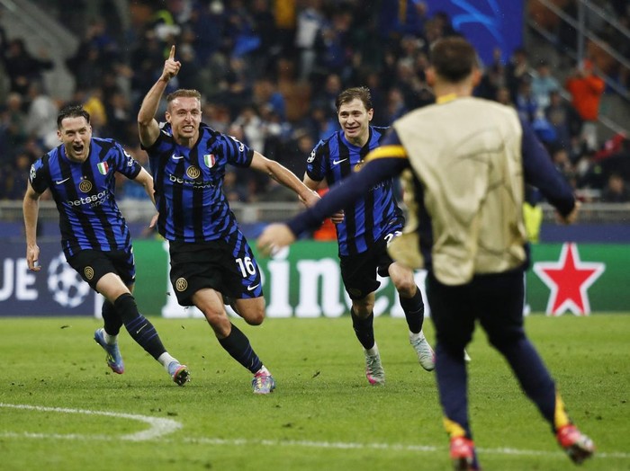 SOCCER-CHAMPIONS-INT-BAR/REPORT Soccer Football - Champions League - Semi Final - Second Leg - Inter Milan v FC Barcelona - San Siro, Milan, Italy - May 6, 2025 Inter Milan's Davide Frattesi celebrates scoring their fourth goal with Piotr Zielinski and Nicolo Barella REUTERS/Alessandro Garofalo