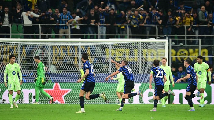 Soccer Football - Champions League - Semi Final - Second Leg - Inter Milan v FC Barcelona - San Siro, Milan, Italy - May 6, 2025 Inter Milans Davide Frattesi celebrates scoring their fourth goal with teammates REUTERS/Daniele Mascolo